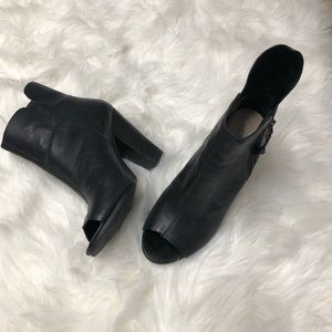 Guess peep toes bootie